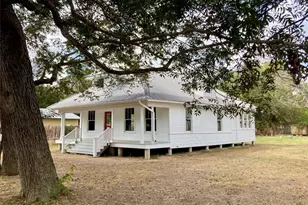 304 Washington St, Smithville, TX 78957 - Photo 1