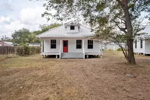304 Washington St, Smithville, TX 78957 - Photo 2
