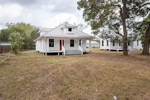 304 Washington St, Smithville, TX 78957 - Photo 4