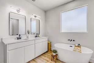 137 E Pauwela Ln, Bastrop, TX 78602 - Photo 6