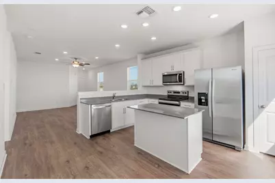 174 Green Berets Bend, Jarrell, TX 76537 - Photo 4