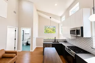 913 Duncan Ln, Austin, TX 78705 - Photo 2