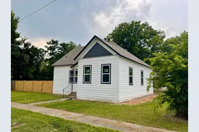 806 Central Avenue, Cameron, TX 76520 - Photo 1