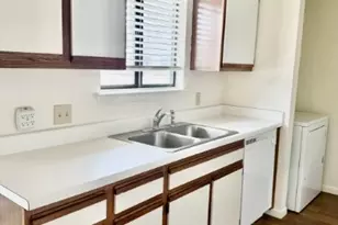728 W San Antonio St, Lockhart, TX 78644 - Photo 4