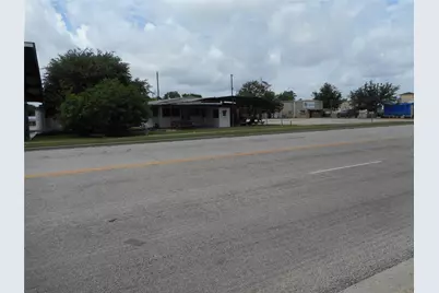 1107 W 2nd Street, Taylor, TX 76574 - Photo 2