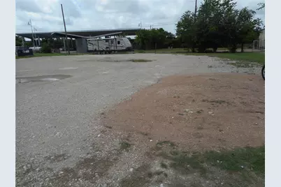 1107 W 2nd Street, Taylor, TX 76574 - Photo 10
