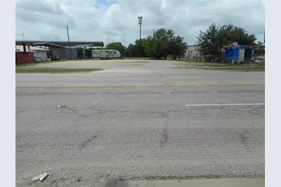 1107 W 2nd Street, Taylor, TX 76574 - Photo 6