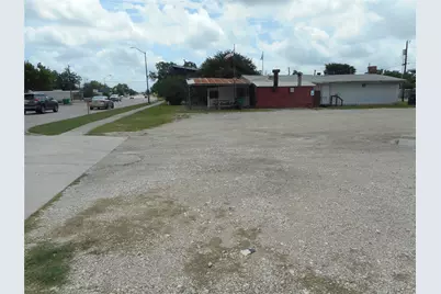 1107 W 2nd Street, Taylor, TX 76574 - Photo 8