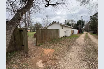 707 Bishop Street, Smithville, TX 78957 - Photo 38