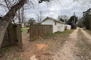 707 Bishop St, Smithville, TX 78957 - Photo 38