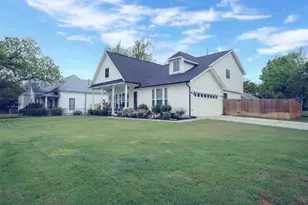 1215 Davis St, Taylor, TX 76574 - Photo 2