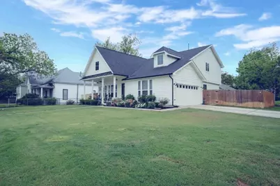 1215 Davis Street, Taylor, TX 76574 - Photo 2
