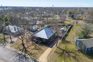 518 N Ave F, Elgin, TX 78621 - Photo 2