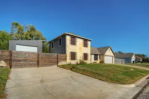 1265 E Independence St, Giddings, TX 78942 - Photo 2