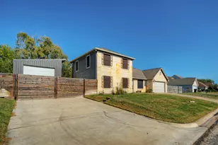 1265 E Independence St, Giddings, TX 78942 - Photo 2