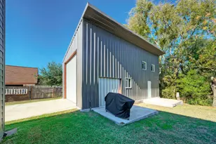 1265 E Independence St, Giddings, TX 78942 - Photo 32