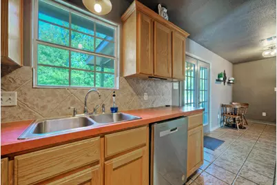 1265 E Independence Street, Giddings, TX 78942 - Photo 10