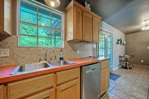 1265 E Independence St, Giddings, TX 78942 - Photo 10