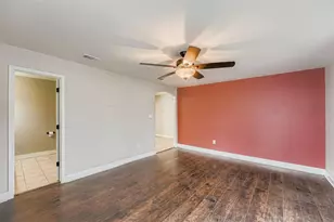 304 S Main St, Elgin, TX 78621 - Photo 8