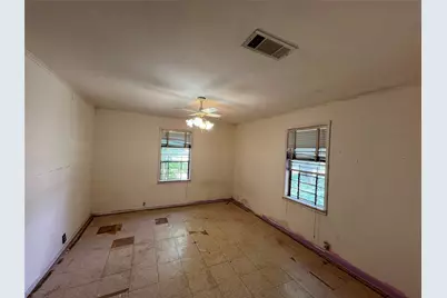 300 S Elm Avenue, Cameron, TX 76520 - Photo 4