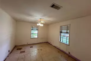 300 S Elm Ave, Cameron, TX 76520 - Photo 4