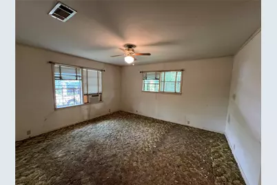 300 S Elm Avenue, Cameron, TX 76520 - Photo 8