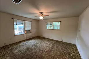 300 S Elm Ave, Cameron, TX 76520 - Photo 8