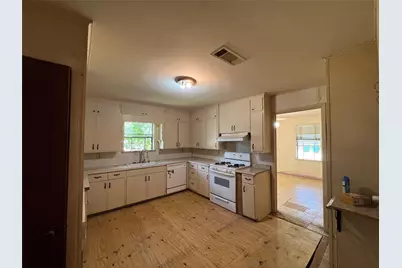 300 S Elm Avenue, Cameron, TX 76520 - Photo 6