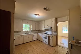 300 S Elm Ave, Cameron, TX 76520 - Photo 6