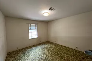 300 S Elm Ave, Cameron, TX 76520 - Photo 10