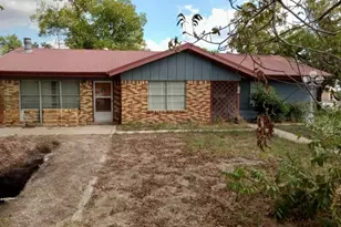 709 W 11th St, Elgin, TX 78621 - Photo 2