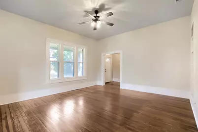208 N Avenue B, Elgin, TX 78621 - Photo 10