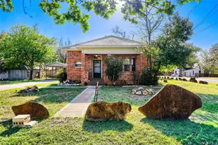 208 N Ave B, Elgin, TX 78621 - Photo 2