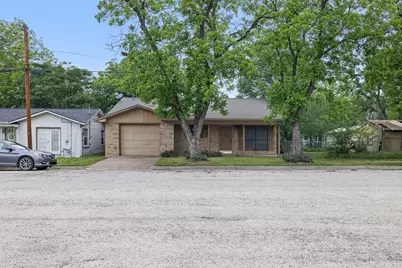 555 E Houston Street, Giddings, TX 78942 - Photo 2