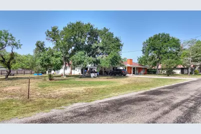 107 W Oriole Drive, Marble Falls, TX 78654 - Photo 4