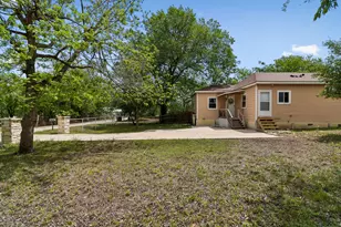 810 Lamar St, Luling, TX 78648 - Photo 2