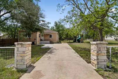 810 Lamar Street, Luling, TX 78648 - Photo 1