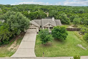 1058 Daviot Dr, Spicewood, TX 78669 - Photo 2
