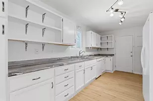 250 E Keanahalululu Ln, Bastrop, TX 78602 - Photo 12