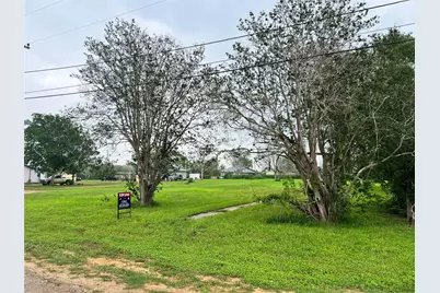 705 E 2nd Avenue, Nixon, TX 78140 - Photo 2