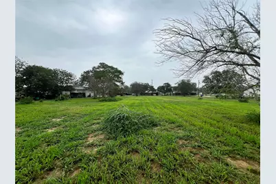 705 E 2nd Avenue, Nixon, TX 78140 - Photo 10
