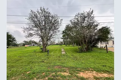 705 E 2nd Avenue, Nixon, TX 78140 - Photo 1