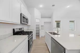 437 Lucky Ave, Elgin, TX 78621 - Photo 4