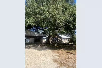214 S Hackberry Avenue, Luling, TX 78648 - Photo 2