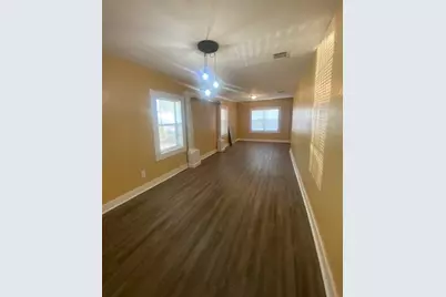 214 S Hackberry Avenue, Luling, TX 78648 - Photo 12
