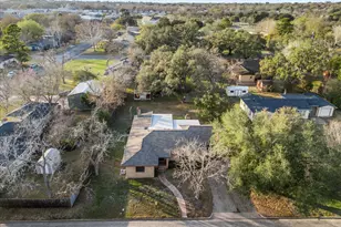 927 E Walnut St, La Grange, TX 78945 - Photo 2