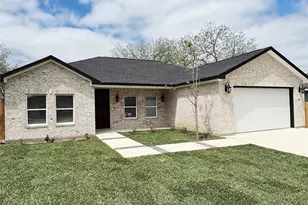 614 S Middle St, Flatonia, TX 78941 - Photo 2