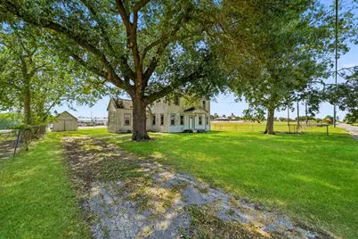 127 N Amthor Street, Bellville, TX 77418 - Photo 2