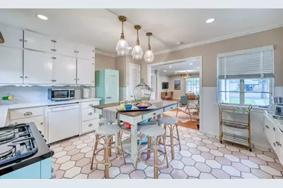 708 W Schubert Street, Fredericksburg, TX 78624 - Photo 2