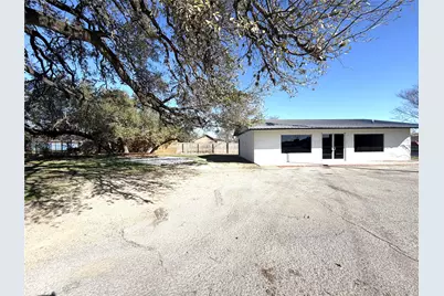 203 E Pecan Street, Lockhart, TX 78644 - Photo 4